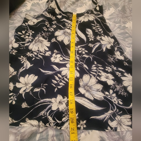 3/$25 Ladies fully lined navy blue floral camisole blouse size XL - Picture 9 of 9